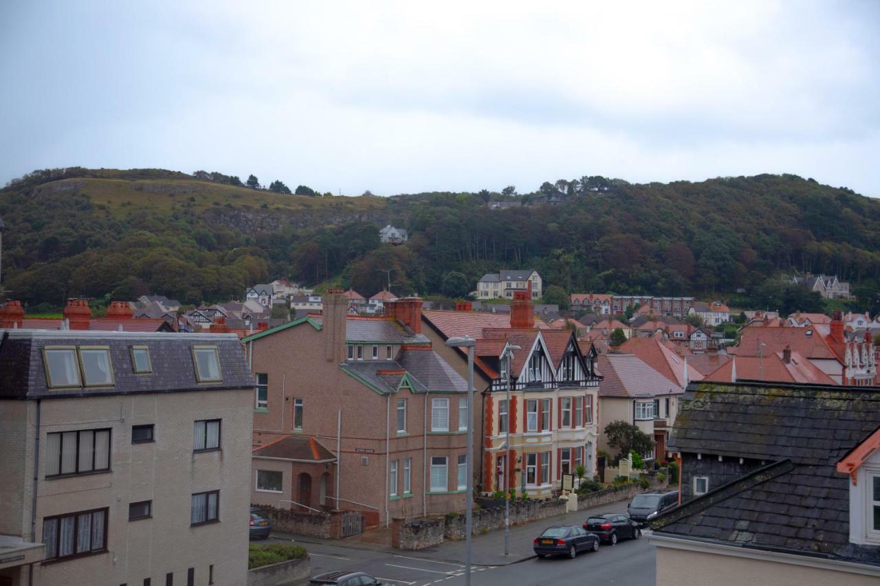 Carmel House Hotel Llandudno Bagian luar foto